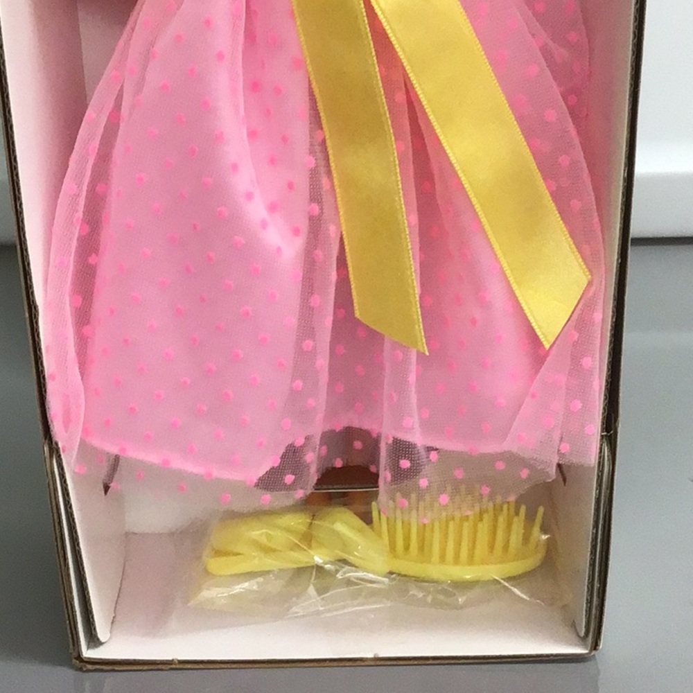 AVON BARBIE DOLL AVON EXCLUSIVE SPECIAL EDITION BARBIE DOLL - Picture 3 of 14